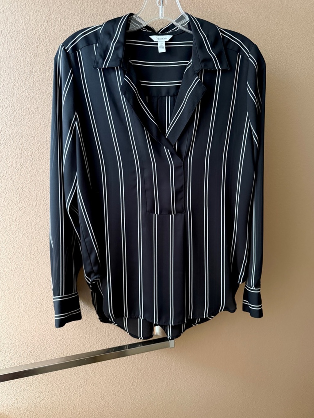 💥5/$15 Calvin Klein Black & White Silky Striped Long Sleeve Top
